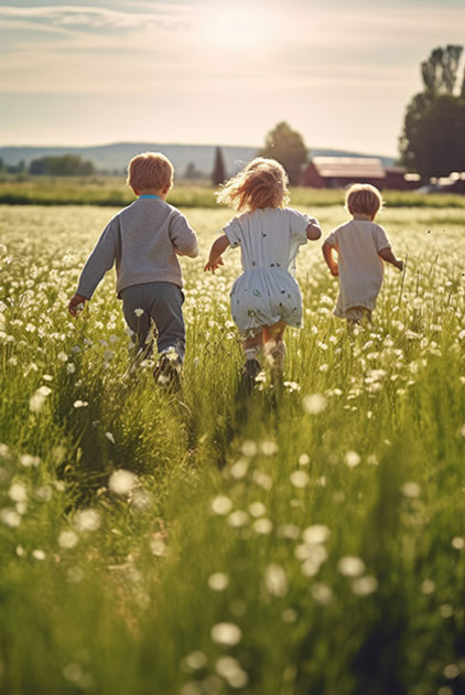 enfants vus de dos en train de courir dans un champ