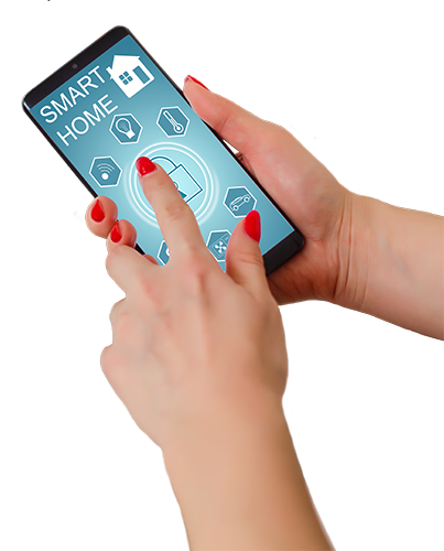 mains féminines montrant un détail sur un smartphone