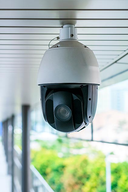 caméra de vidéosurveillance fixée sur un plafond