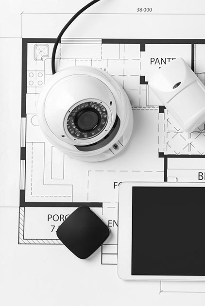 matériel de vidéosurveillance déposée sur un plan architectural