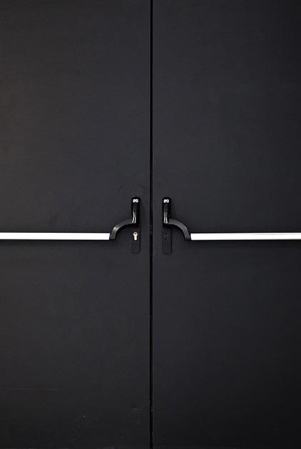 détail de portes sécurisées noires